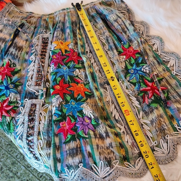 Ladies Designer Apron with Embroidered Detail: Scallop Edging: Zip Pockets. - Picture 16 of 16